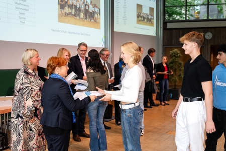 Insgesamt konnten sich 312 Schüler*innen über Preisgelder, Urkunden und Gutscheine freuen. © Universität Paderborn, Thorsten Hennig